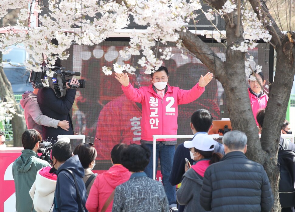 서울 종로에 출마한 황교안 미래통합당 대표가 5일 오후 서울 평창동에서 거리유세를 하고 있다. 백소아 기자 thanks@hani.co.kr