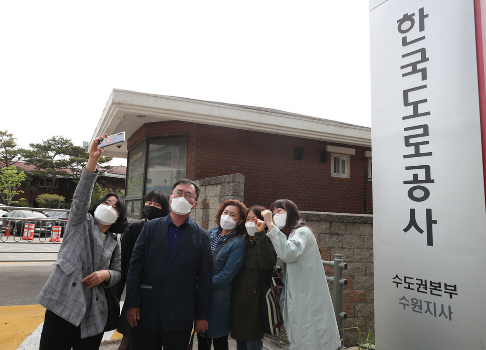 톨게이트 요금 수납노동자들이 14일 경기도 용인시 한국도로공사 수원지사 앞에서 복직 첫 출근을 하기 전 기념 사진을 찍고 있다. 백소아 기자