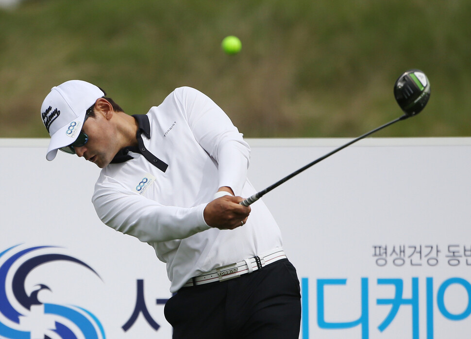 박찬호가 28일 전북 군산CC에서 열린 한국프로골프(KPGA) 군산CC 오픈 연습 라운드 6번 홀에서 드라이버 티샷하고 있다.  KPGA 제공.