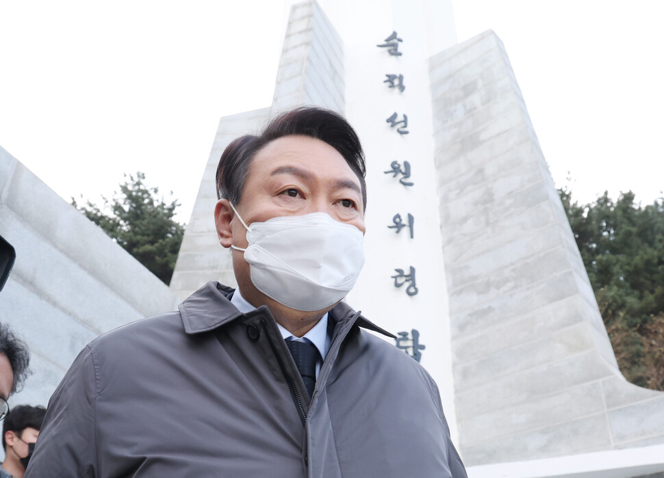 국민의힘 윤석열 대선 후보가 15일 오전 부산 영도구 순직선원위령탑을 찾아 참배하고 있다. 연합뉴스 국민의힘 윤석열 대선 후보가 15일 오전 부산 영도구 순직선원위령탑을 찾아 참배하고 있다. 연합뉴스