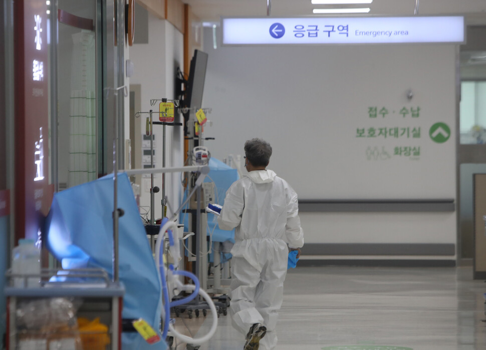 9일 오후 대구 남구 영남대병원 응급실에서 한 의료진이 방호복을 입은 채 병실로 향하고 있다. 연합뉴스