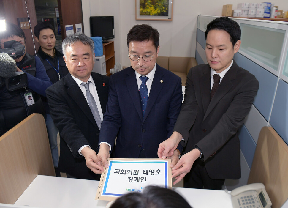 더불어민주당 위성곤 원내수석부대표가 15일 오전 국회 의안과에 국회의원 태영호 징계안을 제출하고 있다. 왼쪽부터 더불어민주당 송재호·위성곤·김한규 의원. 연합뉴스