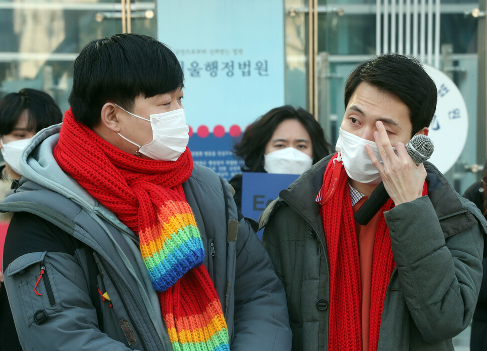 동성 부부 건강보험 피부양자 지위 인정 소송을 낸 김용민(오른쪽) 소성욱 부부가 지난해 1월 7일 오후 서울 서초구 서울행정법원 앞에서 1심 선고 결과 관련 발언을 마친 뒤 눈물을 훔치고 있다. 김태형 기자 xogud555@hani.co.kr