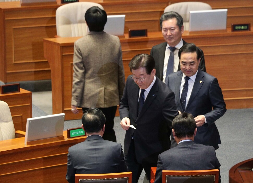 이재명 더불어민주당 대표가 27일 오후 국회에서 열린 본회의에서 본인의 체포동의안 투표에 참석하고 있다. 김봉규 선임기자