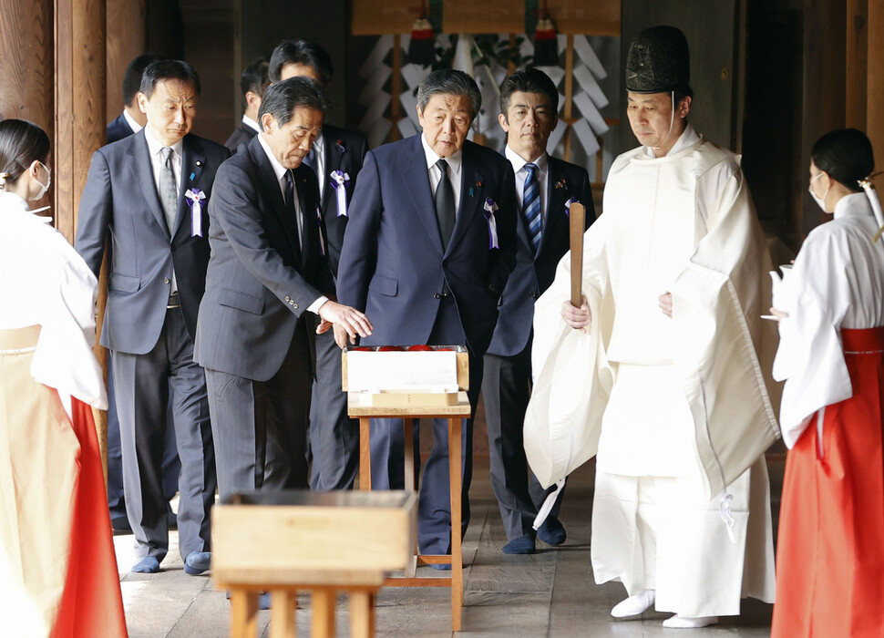 일본 자민당의 아이자와 이치로 의원(왼쪽 두 번째) 등 ‘다함께 야스쿠니 신사에 참배하는 국회의원 모임’ 소속 국회의원들이 21일 야스쿠니신사를 집단참배 하고 있다. 연합뉴스