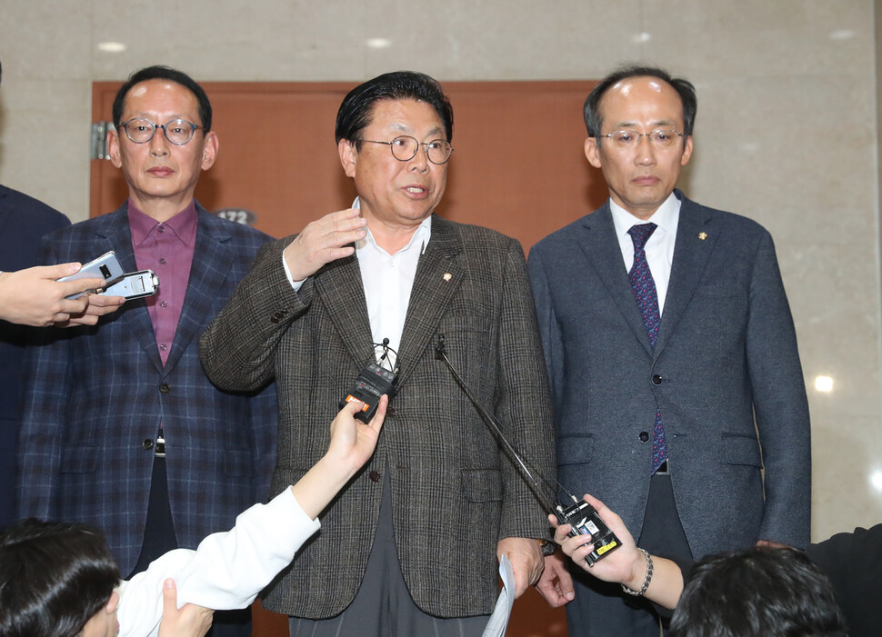 자유한국당 박맹우 사무총장(가운데)을 비롯한 김도읍 당대표 비서실장, 추경호 전략기획부총장 등 당직자들이 2일 오후 당의 개혁과 쇄신에 동참하겠다는 뜻을 밝히며 일괄 사퇴를 선언한 뒤 기자들의 질문에 답하고 있다. 이날 사퇴서를 제출한 당직자에는 최근 불출마 선언을 하며 당내 쇄신과 혁신을 주장하면서도 당장 당직사퇴를 하지 않겠다고 한 김세연 여의도연구원장도 포함됐다. 강창광 선임기자 chang@hani.co.kr