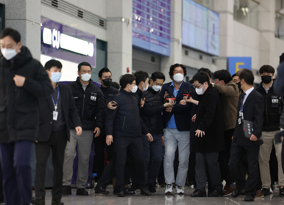 해외 도피 중 타이에서 붙잡힌 김성태 쌍방울 그룹 전 회장이 17일 인천공항을 통해 귀국하고 있다. 공동취재사진