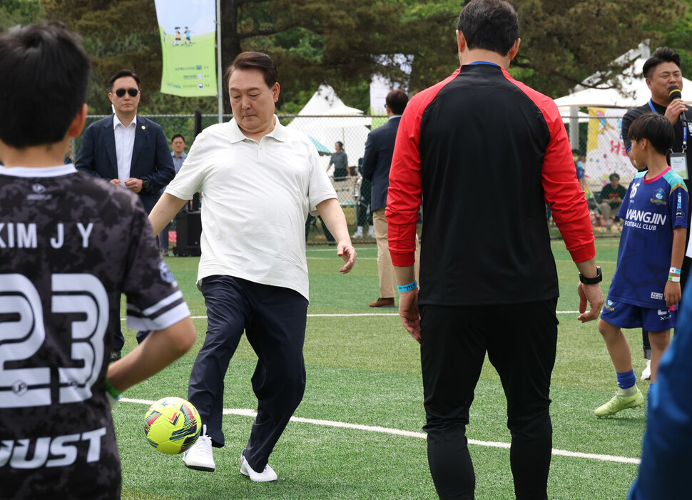 윤석열 대통령이 14일 오전 서울 용산 어린이정원 내 축구장에서 열린 김태영 대한축구협회 사회공헌위원장 주관으로 진행된 축구클리닉에서 전국유소년 축구대회에 참가한 어린이 선수들과 볼 트래핑을 하고 있다. 윤운식 선임기자