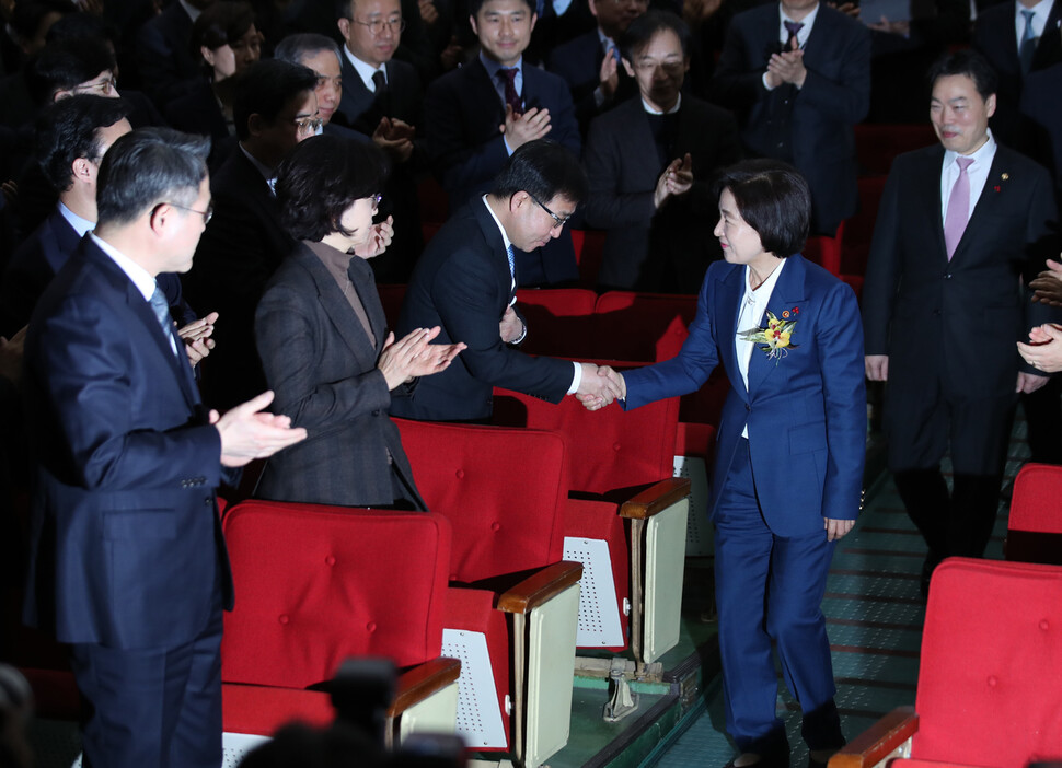 추미애 신임 법무부 장관이 3일 오전 경기도 정부과천청사 법무부에서 열린 취임식에 입장하며 직원들과 악수하고 있다. 과천/백소아 기자