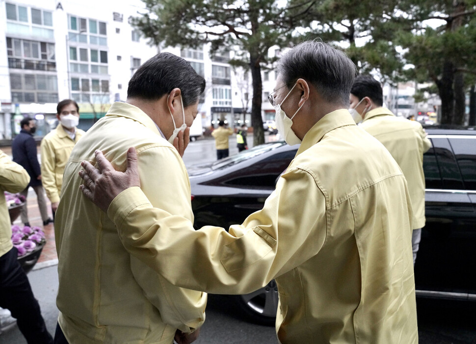 문재인 대통령이 25일 오후 대구 남구청을 방문해 코로나19 확산에 따른 취약계층 복지전달체계 현황 브리핑을 마친 뒤 이동하기 전 눈물을 보이는 조재구 남구청장을 격려하고 있다. 대구/청와대사진기자단