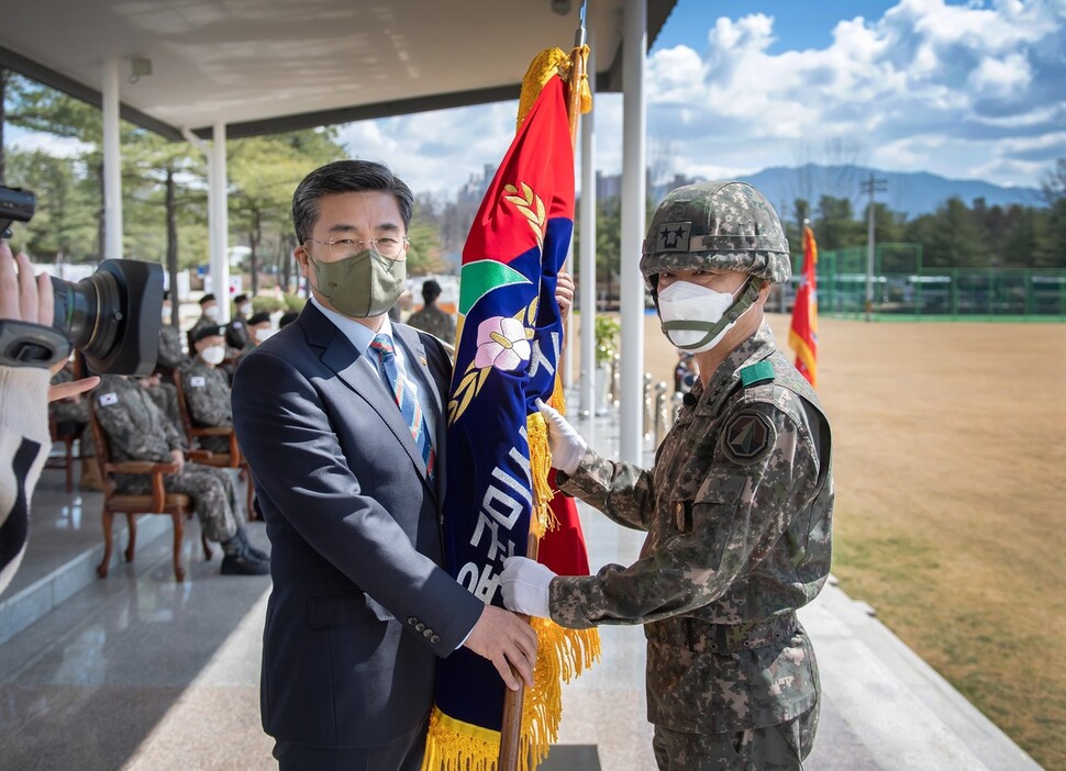 서욱 국방부장관이 1일 오전 육군 미사일전략사령부 개편식을 주관하며 미사일전략사령관 박용준 소장에게 부대기를 수여하고 있다. 국방부