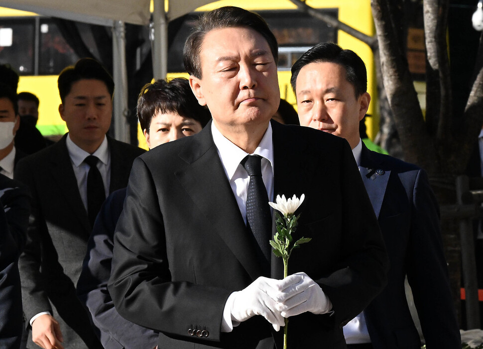 윤석열 대통령이 2일 서울광장에 마련된 합동분향소를 찾아 조문하고 있다. 대통령실사진기자단