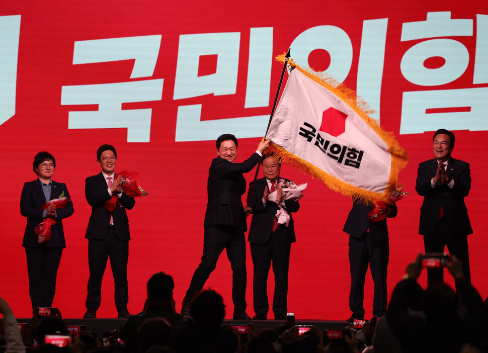 국민의힘 김기현 신임 당 대표가 8일 오후 경기도 고양시 일산 킨텍스에서 열린 국민의힘 제3차 전당대회에서 당 대표로 선출된 뒤 당기를 흔들고 있다. 강창광 선임기자