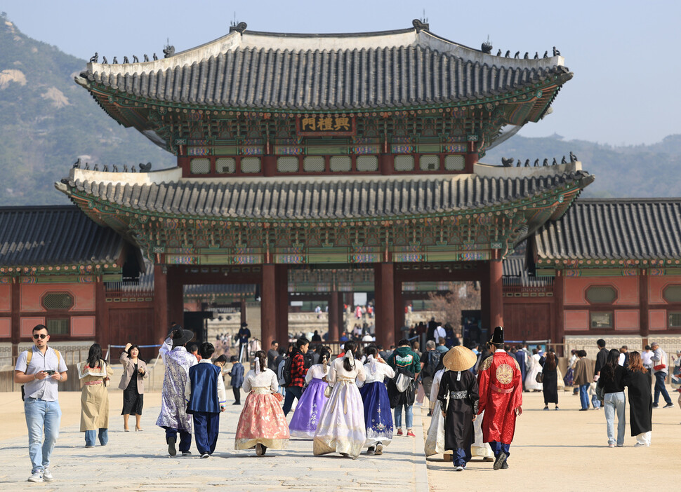 1일 서울 경복궁이 관광객들로 붐비고 있다. 연합뉴스