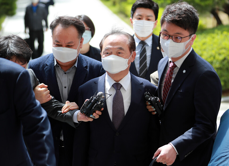 오거돈 전 부산시장이 2일 오전 부산 연제구 부산지방법원에서 구속 전 피의자 심문(영장실질심사)에 출석하고 있다. 부산/연합뉴스