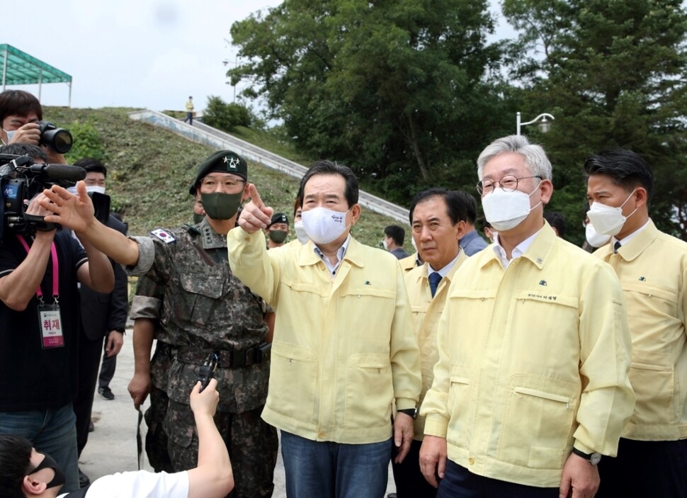 정세균(가운데) 국무총리와 이재명(오른쪽) 경기지사 등이 지난 7월 경기도 포천에서 아프리카돼지열병 방역 현장을 점검하고 있다. 경기도 제공