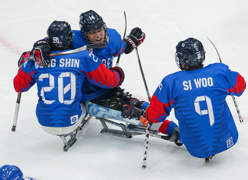 정승환(가운데)이 9일 오후 중국 베이징 국립체육관에서 열린 2022 베이징겨울패럴림픽 파라아이스하키 4강 진출 결정 플레이오프 이탈리아와 경기에서 팀의 두 번째 골을 성공시킨 뒤 장동신(왼쪽), 최시우와 기뻐하고 있다. 베이징/연합뉴스