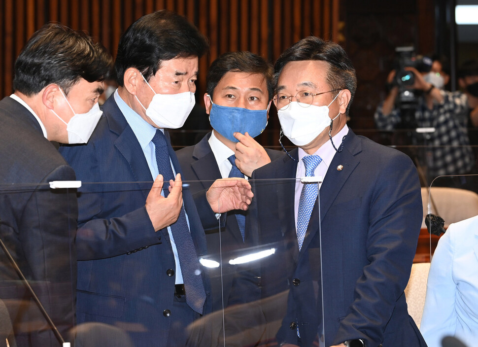 더불어민주당 윤호중 원내대표(맨 오른쪽)와 김진표 부동산특위 위원장(왼쪽 둘째)이 27일 오전 국회에서 열린 부동산 관련 정책의원총회에서 이야기를 나누고 있다. 공동취재사진