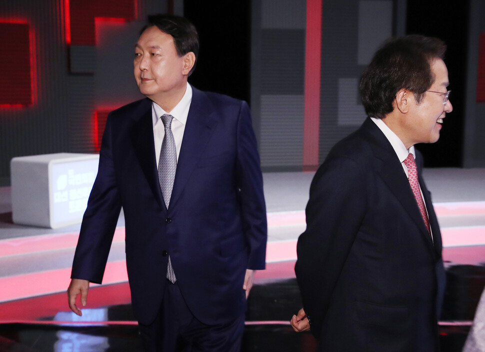 국민의힘 윤석열 전 검찰총장(왼쪽)과 홍준표 의원이 15일 저녁 서울 마포구 상암동 MBC 사옥에서 열린 '1대1 맞수토론'에 참석하고 있다. 국회사진기자단