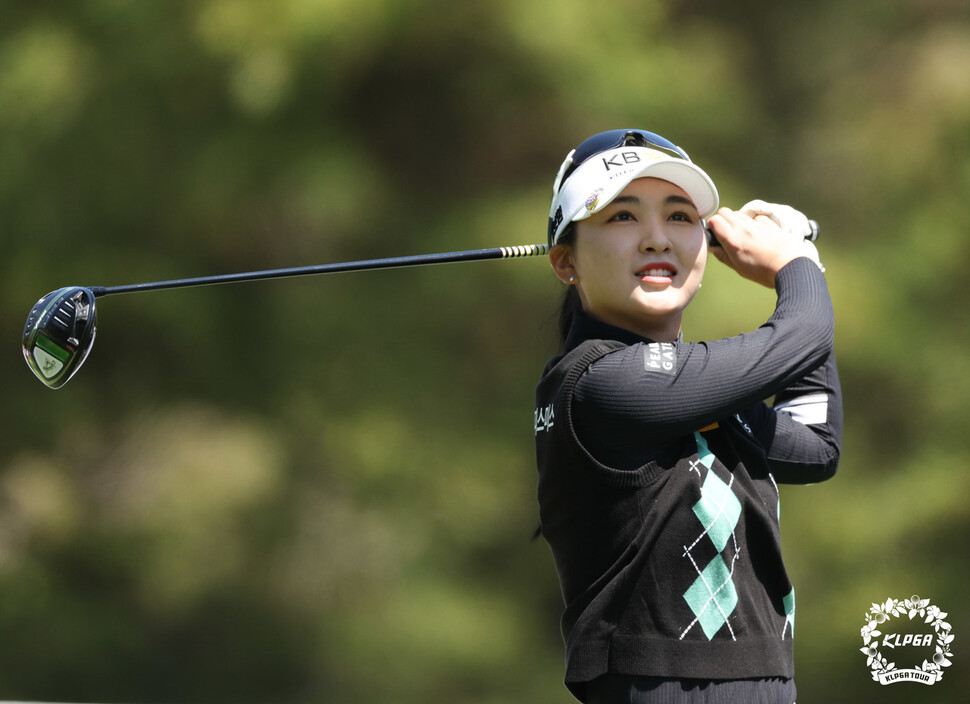 이예원이 9일 제주 서귀포시 롯데 스카이힐 제주 컨트리클럽에서 열린 한국여자프로골프(KLPGA) 투어 롯데 렌터카 여자오픈 마지막 4라운드 4번 홀에서 티샷하고 있다. KLPGA 제공