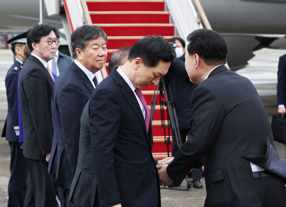 네덜란드를 국빈 방문하는 윤석열 대통령이 11일 경기 성남 서울공항에서 출국에 앞서 국민의힘 김기현 대표 등 환송 인사들과 차례로 악수하고 있다. 연합뉴스