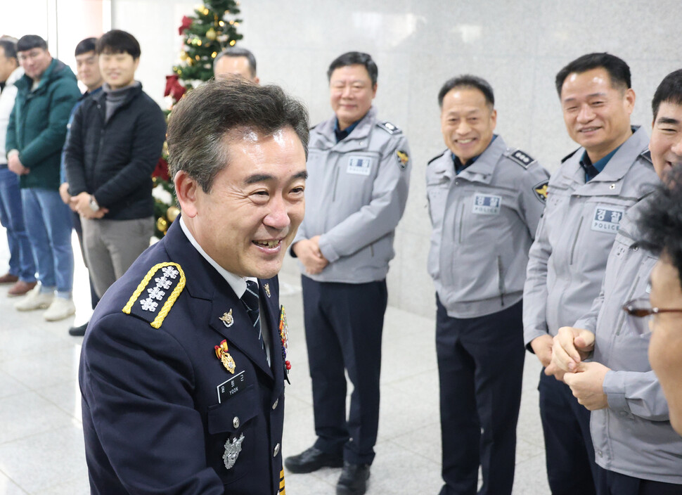 윤희근 경찰청장이 28일 오후 특별 승진 임용식이 진행된 충북 청주시 청원경찰서에서 간부들과 악수를 하고 있다. 연합뉴스