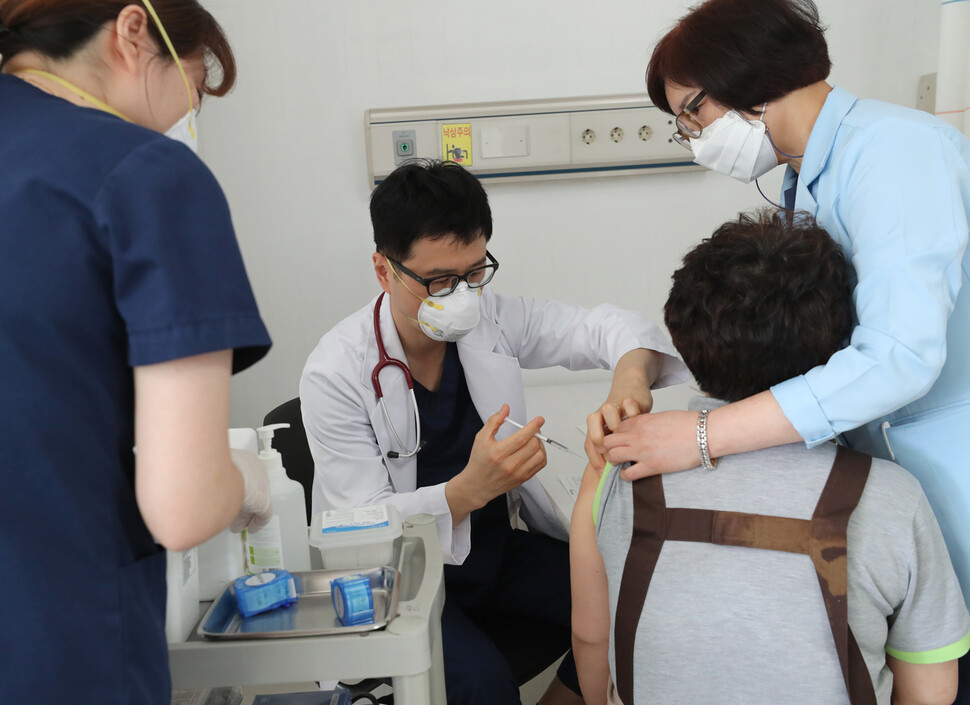 19일 오후 서울 양천구 메디힐병원에서 의료진이 아스트라제네카 백신 접종을 하고 있다. 강창광 선임기자