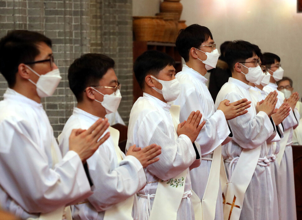 28일 오후 서울 중구 명동대성당에서 열린 천주교서울대교구 사제 서품식에서 사제 수품 후보자들이 기도를 하고 있다. 사진공동취재단