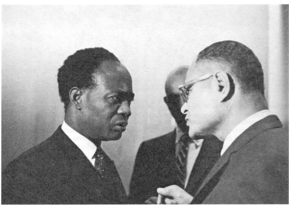 1961년 은크루마(왼쪽) 가나 대통령이 뉴욕의 국제연합(UN)을 방문해 사무처장 랄프 번치와 이야기를 나누고 있는 모습. 출처 국제연합. 너머북스 제공
