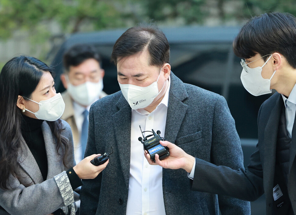 유동규 전 성남도시개발공사 본부장이 18일 서울 서초구 서울중앙지방법원에서 열린 대장동 개발 사업 로비·특혜 의혹 관련 1심 속행 공판에 출석하고 있다. 연합뉴스