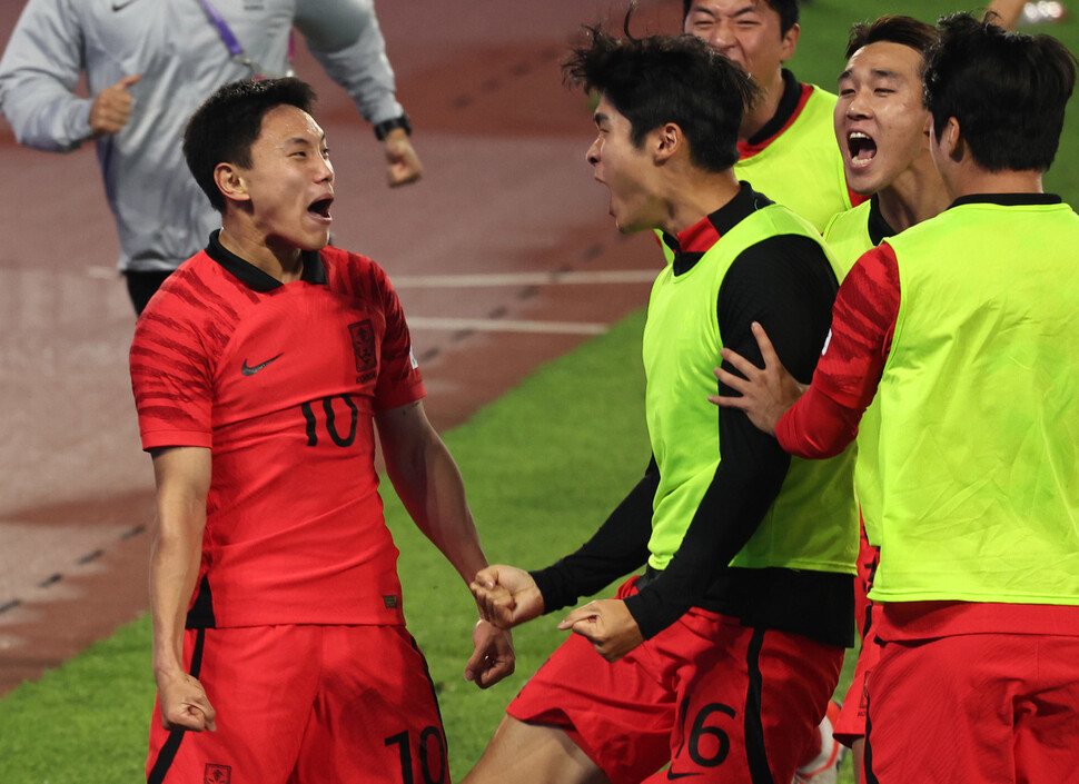 7일 2022 항저우 아시안게임 남자 축구 결승전에서 역전골을 넣은 조영욱이 기뻐하고 있다. 항저우/윤운식 선임기자