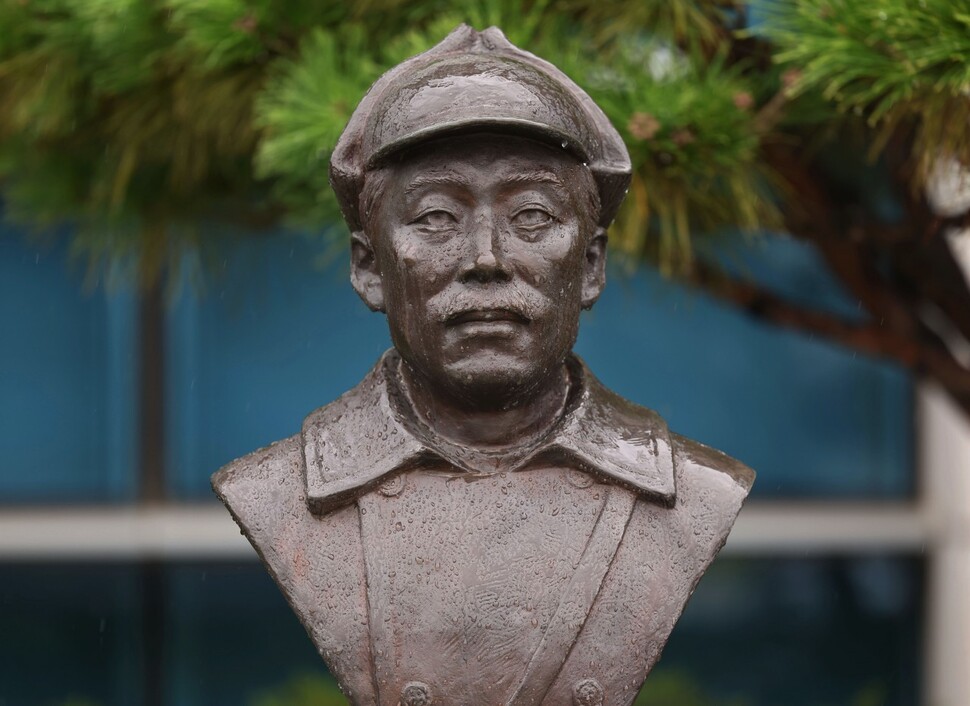 국방부가 육군사관학교 교내뿐 아니라 국방부 청사 앞에 설치된 고(故) 홍범도 장군 흉상에 대해서도 필요시 이전을 검토하고 있다고 밝힌 28일 서울 용산구 국방부 청사 앞에 설치된 고 홍범도 장군 흉상 모습. 연합뉴스