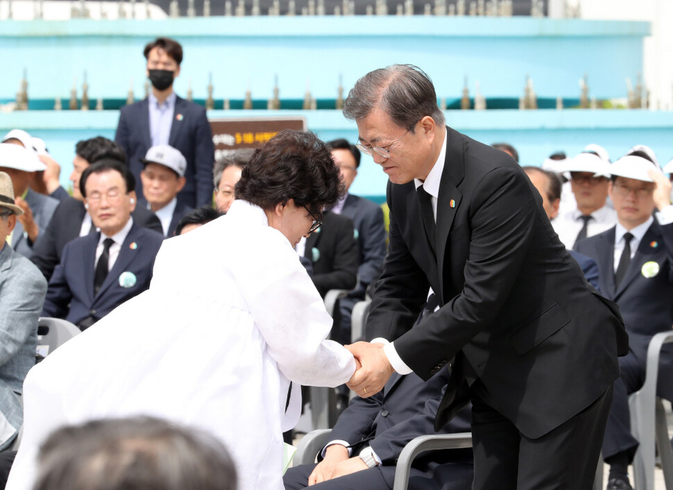 문재인 대통령이 18일 오전 광주광역시 동구 옛 전남도청 앞에서 열린 제40주년 5·18 민주화운동 기념식에 참석해 편지 낭독을 마친 최정희씨를 부축하고 있다. 연합뉴스