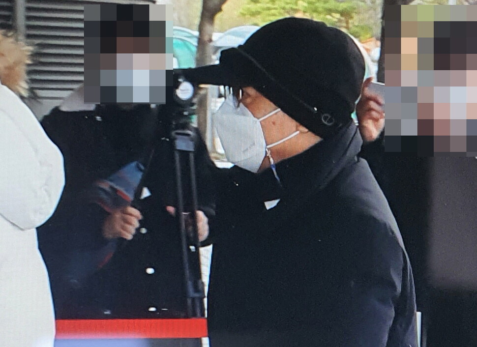 시청 직원 2명을 성추행한 혐의를 받는 오거돈 전 부산시장이 18일 부산 연제구의 부산지방법원에 구속 전 피의자 심문(영장실질심사)에 출석하고 있다. 연합뉴스