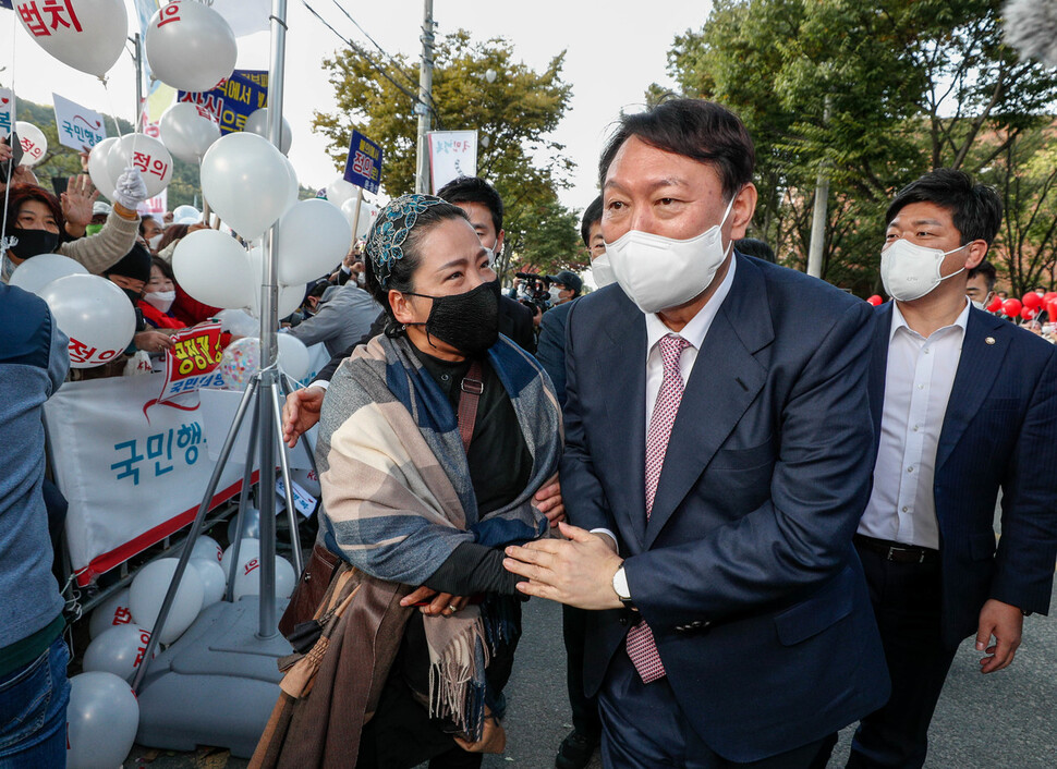 20일 오후 대구 MBC에서 열린 국민의힘 대선 경선 후보자 대구·경북 합동토론회 시작 전 윤석열 후보가 지지자들과 인사하고 있다. 연합뉴스