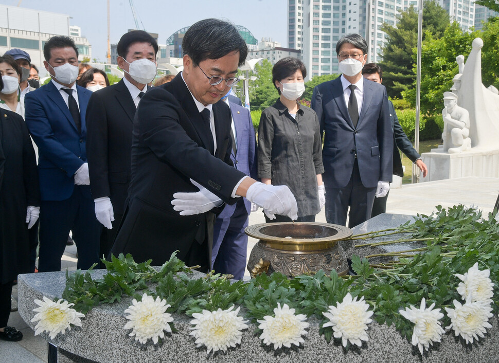 더불어민주당 김동연 경기도지사 당선인이 2일 오전 경기도 수원시 팔달구 수원현충탑을 찾아 분향하고 있다. 공동취재사진