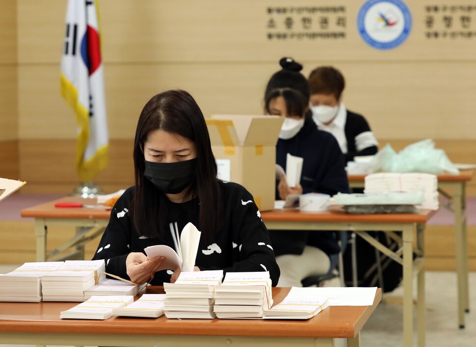 서울시장 보궐선거를 일주일 앞둔 31일 서울 동대문구선거관리위원회 관계자들이 각 투표소로 전달할 투표용지를 검수하고 있다. 공동취재사진