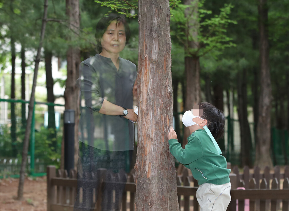 배민주씨가 서울 강서구의 한 아파트 단지에서 아이와 숨박꼭질을 하고 있다. 배씨는 촬영을 위해 잠깐 마스크를 벗었다. 박종식 기자 anaki@hani.co.kr