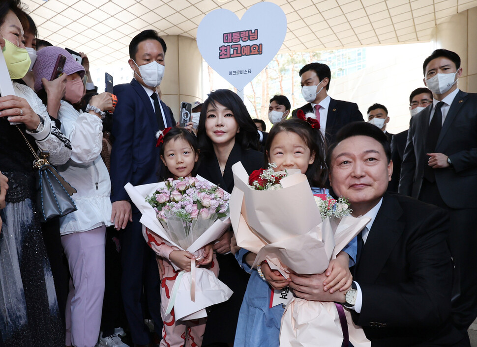 윤석열 대통령이 10일 오전 제20대 대통령 취임식에 참석하기 위해 서울 서초구 서초동 자택을 나서며 주민들로부터 꽃다발을 받고 있다. 연합뉴스