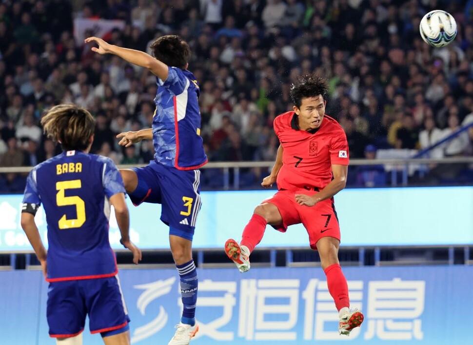 7일 중국 항저우 황룽 스포츠센터 스타디움에서 열린 2022 항저우 아시안게임 남자축구 대한민국과 일본의 결승전. 정우영이 헤더로 동점골을 성공시키고 있다. 2023.10.7 연합뉴스