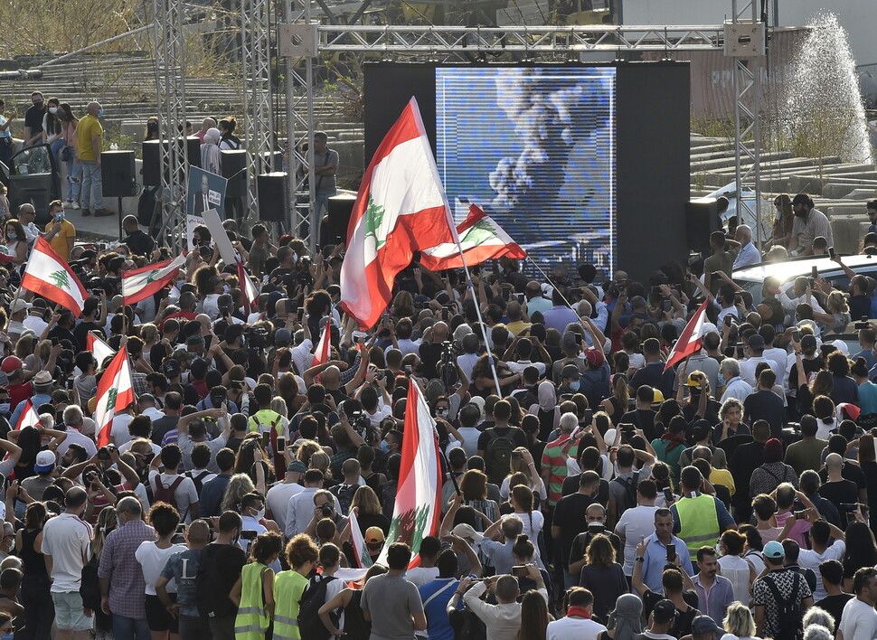 레바논 베이루트에서 질산암모늄 폭발사건이 있은 지 일주일 만에 모인 시위 군중의 모습. 연합뉴스