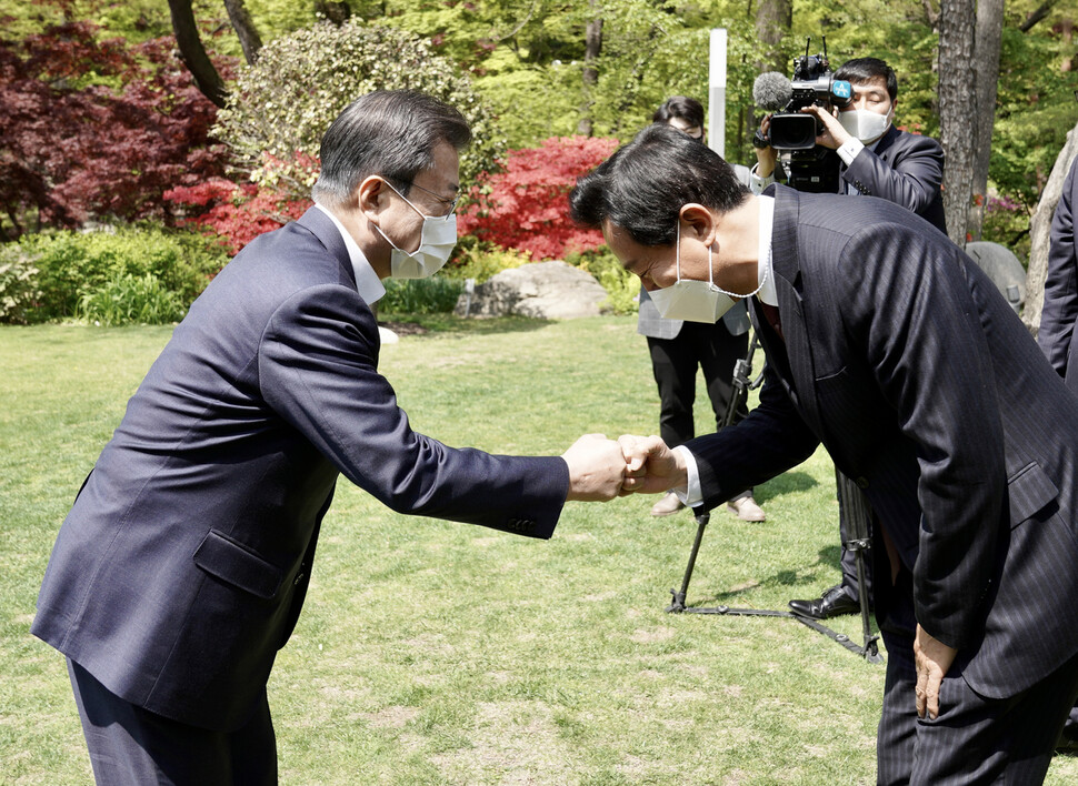 문재인 대통령이 21일 청와대 상춘재에서 오세훈 서울시장과 오찬 간담회에 앞서 인사하고 있다. 연합뉴스