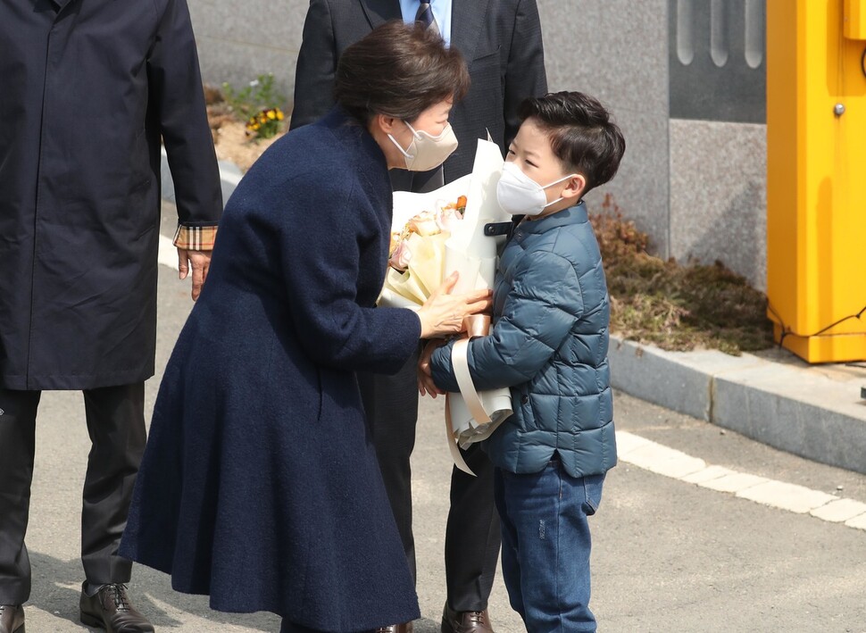 24일 오후 박근혜 전 대통령이 대구 달성군 사저에 도착해 어린이로부터 꽃다발을 받고 있다. 대구/연합뉴스