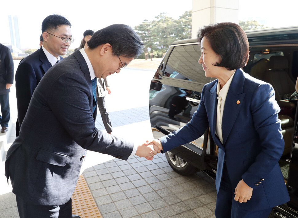 추미애 법무부 장관이 6일 오전 서울 서초구 대검찰청을 찾아 구본선 대검차장과 악수하고 있다. 연합뉴스