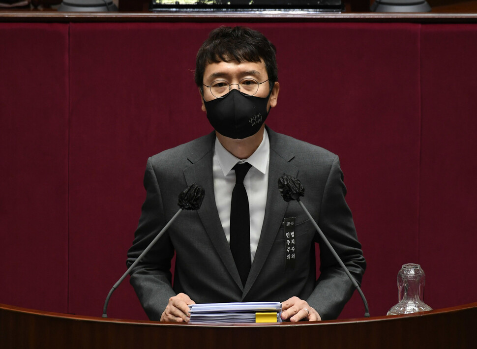 국민의힘 김웅 의원이 11일 오전 국회 본회의에서 국가정보원법 개정안에 대한 무제한 토론을 하고 있다. 연합뉴스