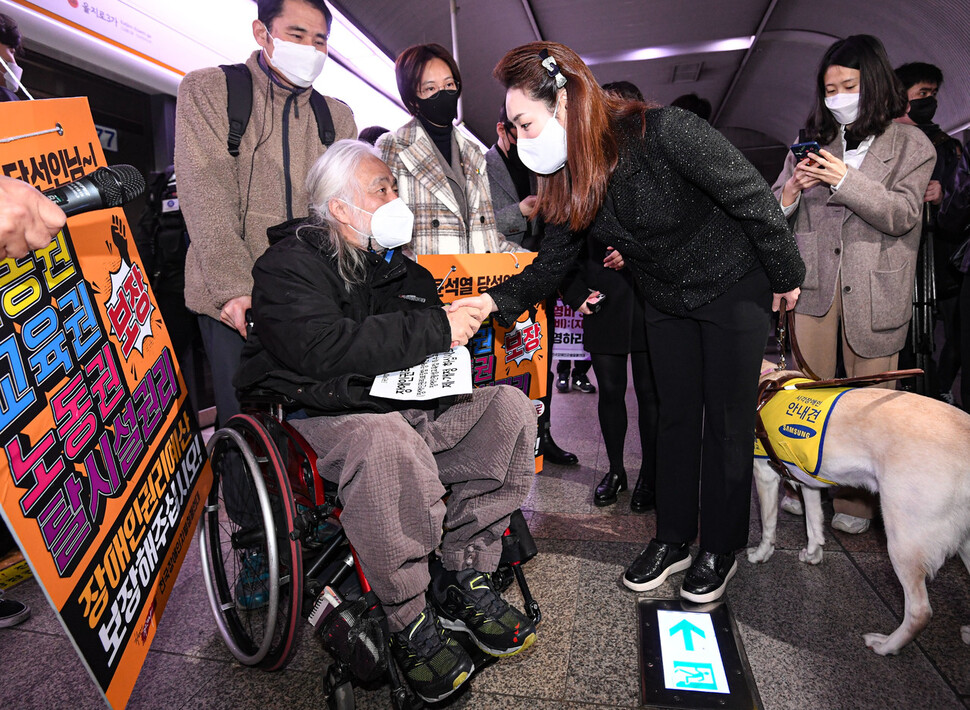 박경석 전국장애인차별철폐연대 대표(왼쪽)와 김예지 국민의힘 의원이 28일 서울 중구 충무로역 3호선 승강장에서 전국장애인차별철폐연대(전장연)의 25차 ‘출근길 지하철 탑니다'를 함께한 뒤 인사를 나누고 있다. 공동취재사진