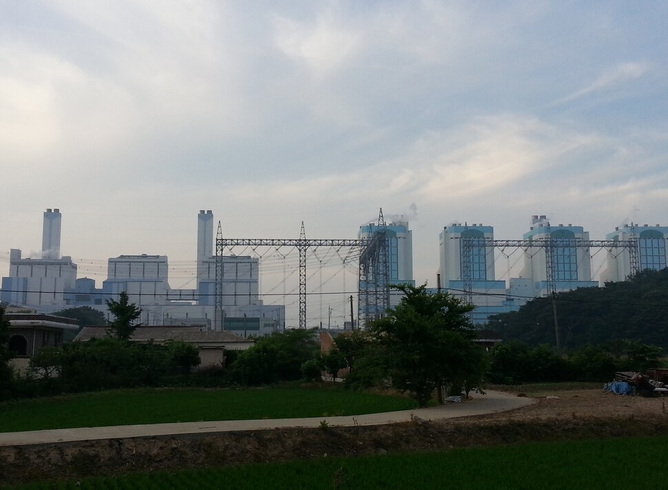 충남 당진의 한국동서발전 석탄 화력발전소. &lt;한겨레&gt; 자료 사진