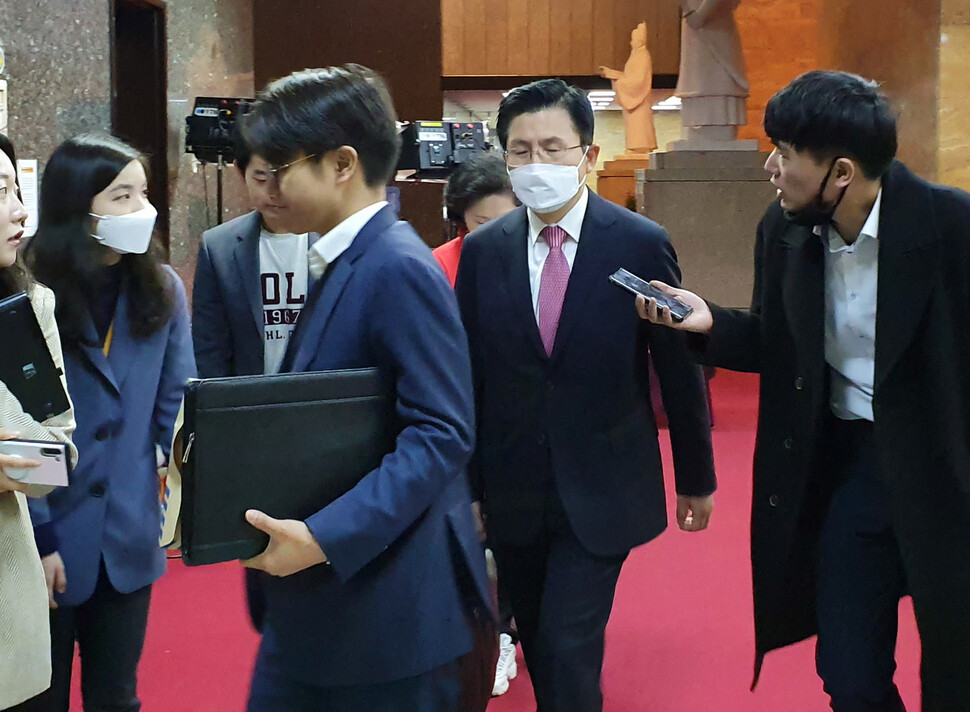 미래통합당 황교안 대표가 25일 국회에서 열린 비공개 최고위원회의에 입장하고 있다. 연합뉴스