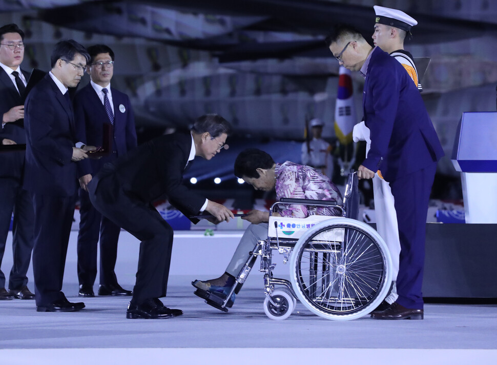 문재인 대통령이 25일 경기 성남 서울공항에서 열린 6·25전쟁 제70주년 행사에서 고 김명순 이등중사 유족에게 무공훈장을 수여하고 있다. 성남/연합뉴스