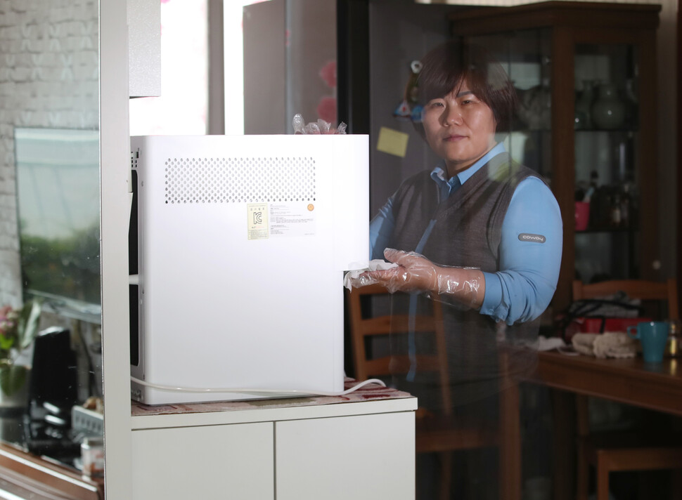 김순옥씨가 경기 이천 고객의 집에서 정수기를 점검하고 있다. 김씨는 평소 마스크를 착용하고 점검하지만 촬영을 위해 마스크를 잠깐 벗었다. 박종식 기자 anaki@hani.co.kr